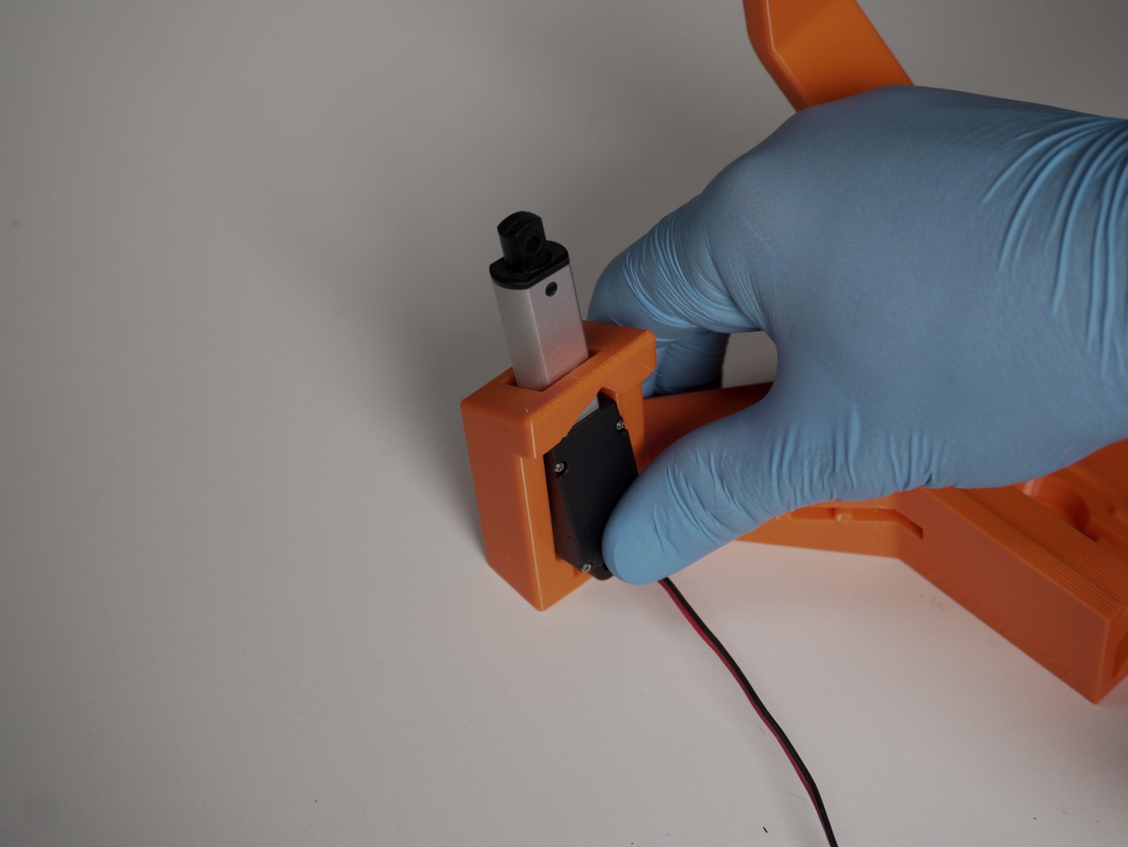 Linear actuator with black side facing front