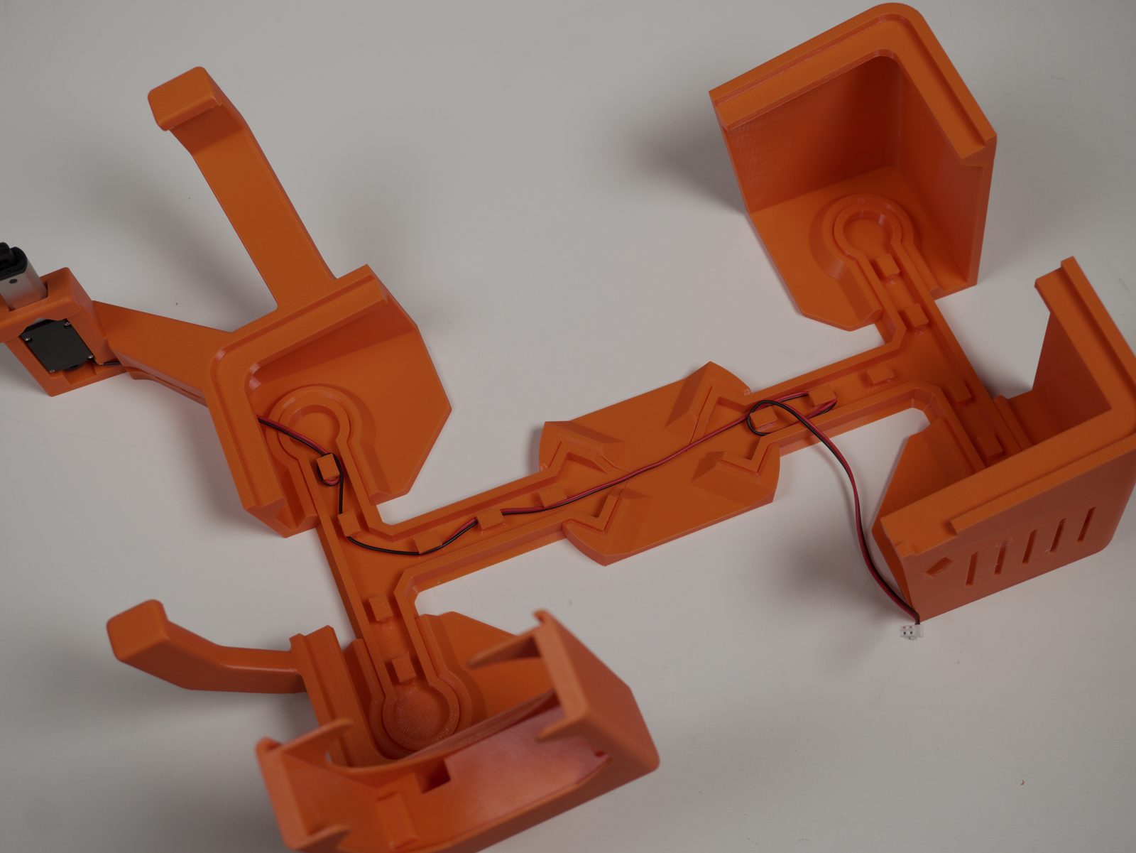 Actuator cable fully hidden in the cutout channel