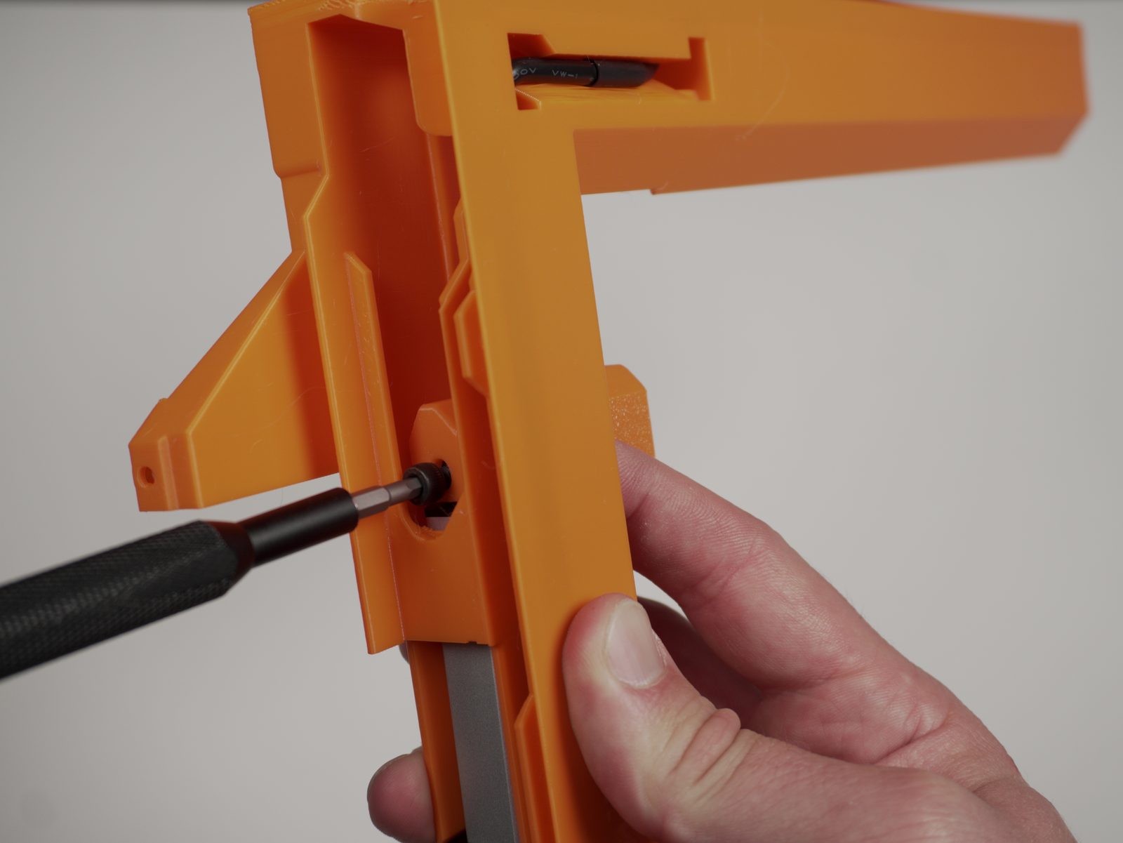 Driving the M4 x 16 mm screw to secure the lifter hook
