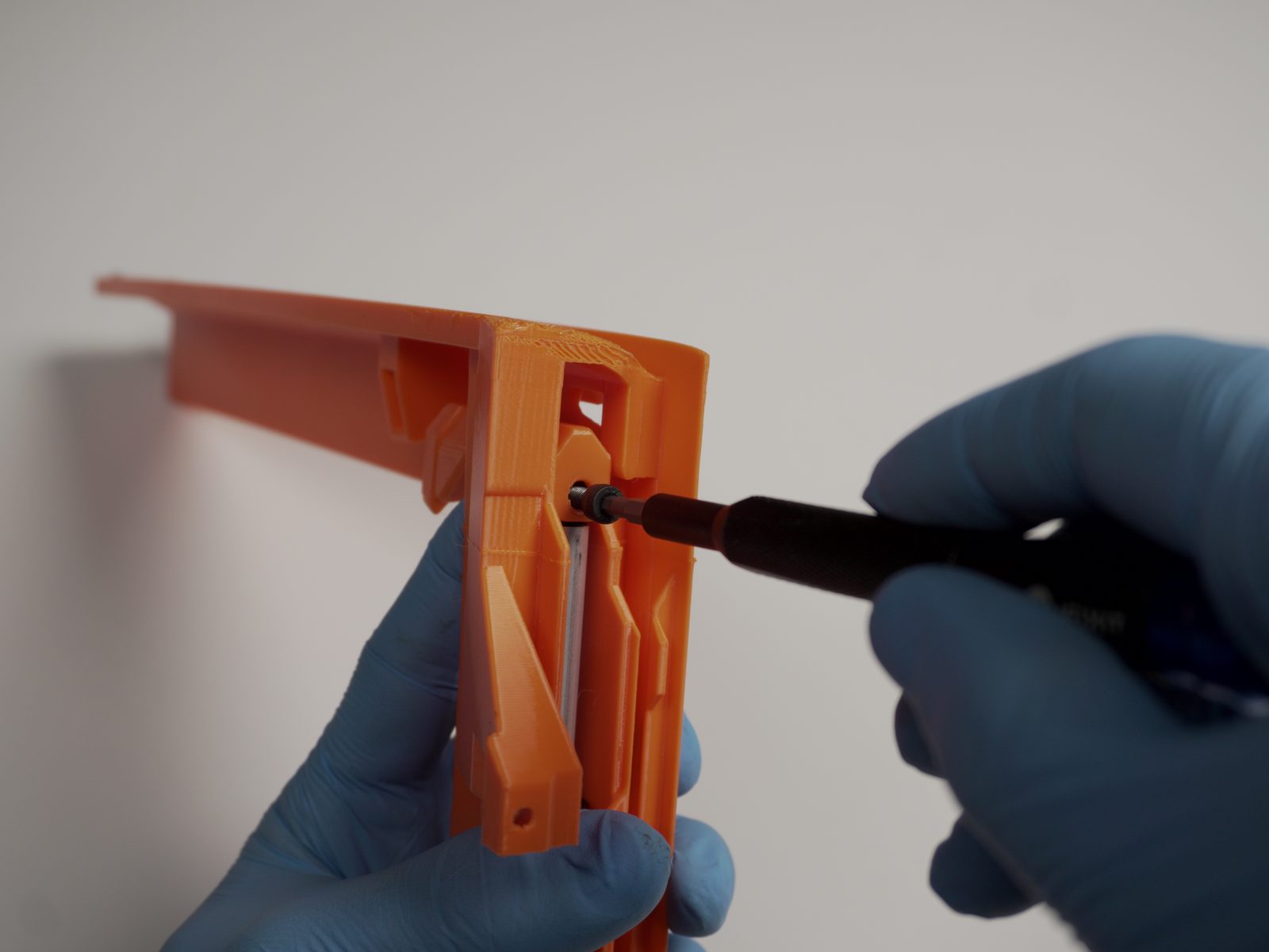 Tightening the M4 screw to secure the lifter hook to the actuator