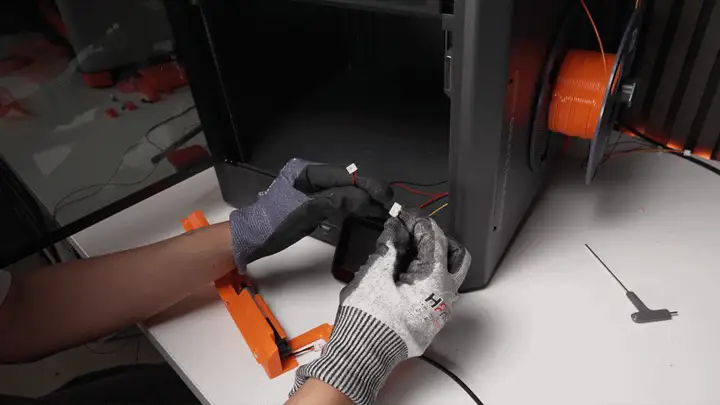 Connecting the wire harness to the actuator