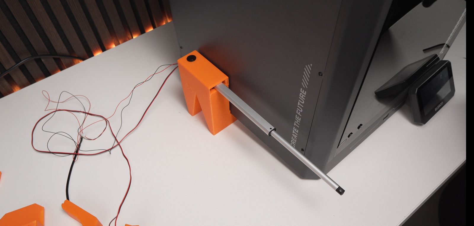 Actuator-holder foot in the correct position