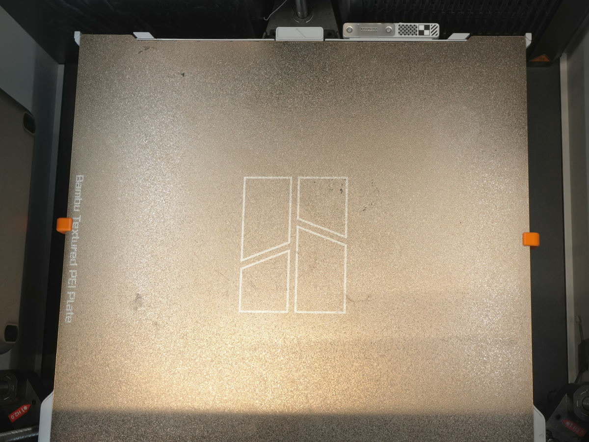 Bed plate secured with the orange clips on both sides, H2S
