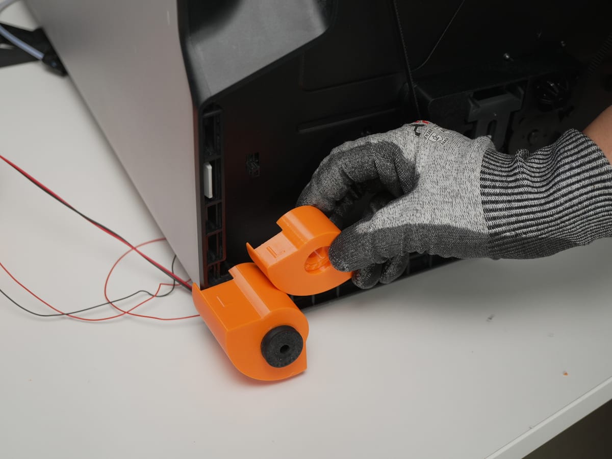Tilted foot screwed in firmly