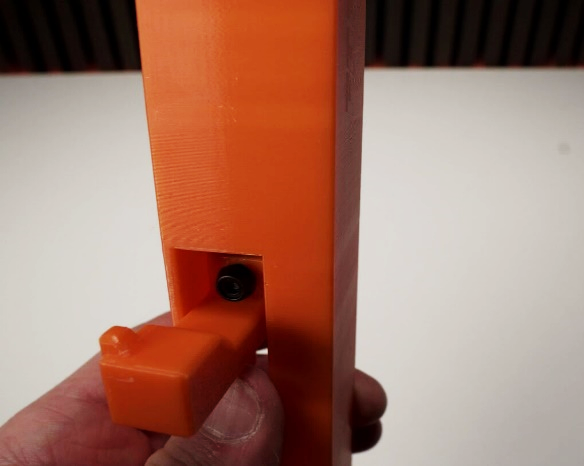 Lifter mounted with M4 x 16 mm screw and M4 nut