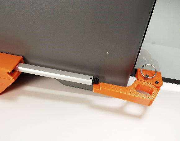 Actuator attached to the door bracket with the M4 x 20 mm screw